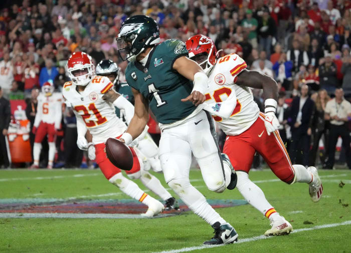 Eagles QB Jalen Hurts eludes Chiefs pressure in Super Bowl LVII